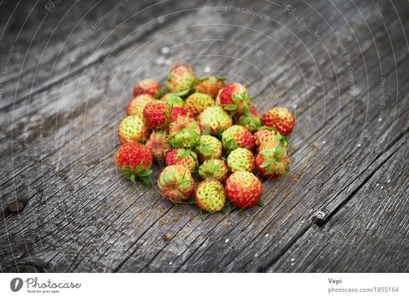 Bündel rote wilde Erdbeere Lebensmittel Frucht Dessert Ernährung Frühstück Bioprodukte Vegetarische Ernährung Diät Gesunde Ernährung Sommer Natur Blatt Holz alt