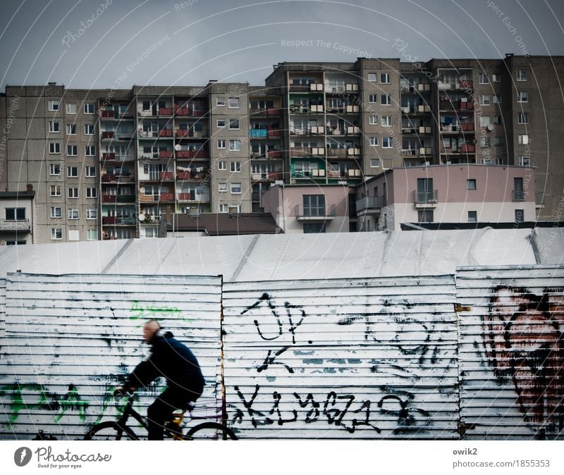 In the Getto Junger Mann Jugendliche 1 Mensch 18-30 Jahre Erwachsene Swinemünde Polen polnisch Fahrradfahren Stadt Hafenstadt Stadtrand bevölkert Haus Hochhaus