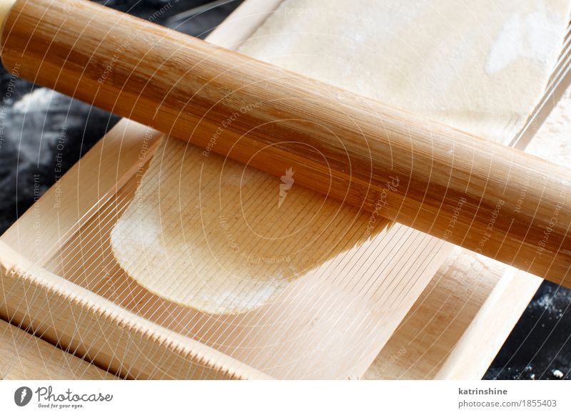 Making Spaghetti alla Chitarra mit einem Werkzeug Teigwaren Backwaren Ernährung Italienische Küche Tisch Gitarre machen dunkel frisch Tradition Zutaten manuell