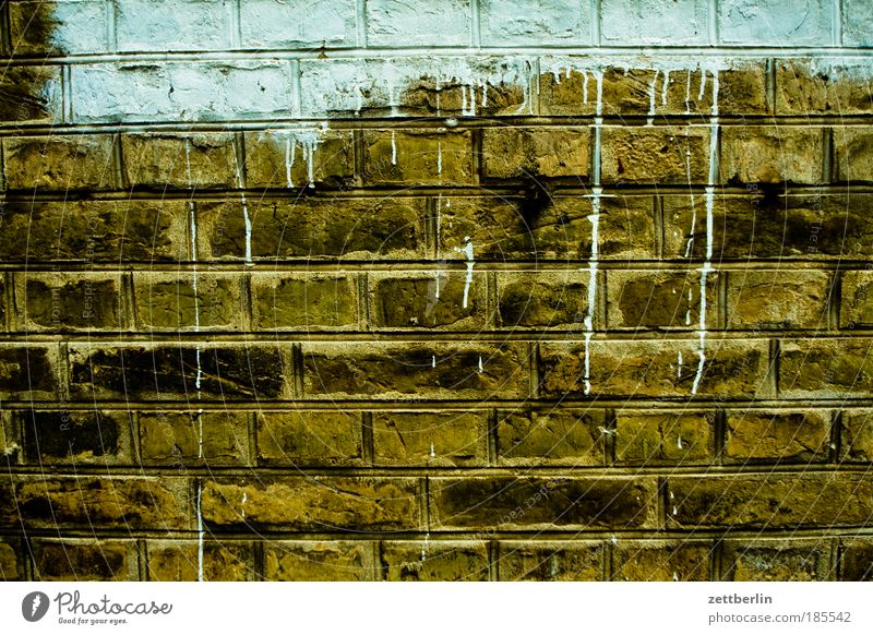 Durchbruch Mauer Mauerstein Baustelle Bauwerk Haus Wand Fuge Flucht fluchtenmaurer Farbe Farbstoff Anstrich Renovieren Modernisierung alt Textfreiraum