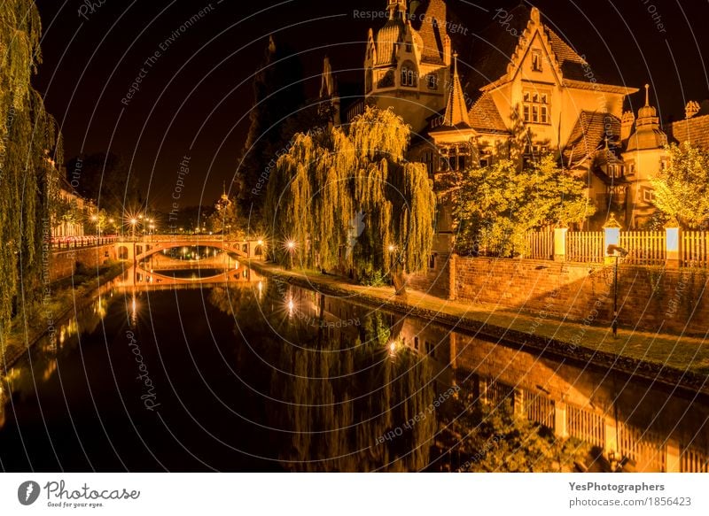 Nachtszene in Straßburg mit Brücken und historischem Haus Fluss Kleinstadt Stadt Bauwerk Gebäude Architektur Wahrzeichen Denkmal alt gelb Stadtbild Europa