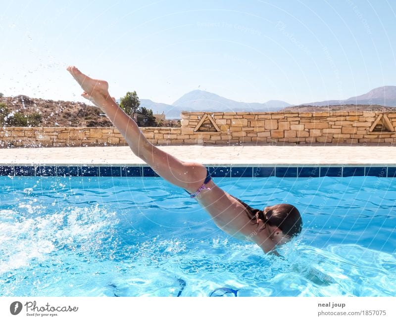 Junges Mädchen macht Kopfsprung in Swimming Pool Sommer Schwimmbad Schwimmen & Baden feminin Kind Körper 1 Mensch 8-13 Jahre Kindheit Wasser Wassertropfen