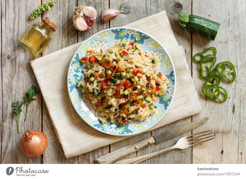 Risotto mit Gemüse auf einem Holztisch Getreide Kräuter & Gewürze Öl Ernährung Mittagessen Abendessen Vegetarische Ernährung Diät Italienische Küche Teller