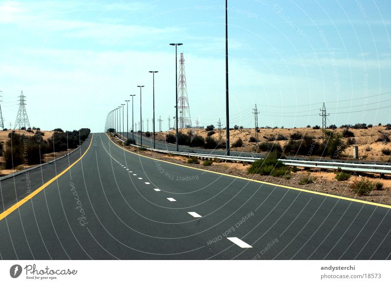 Emirates Road Autobahn Dubai Vereinigte Arabische Emirate Asphalt stasse wüsste emirates road