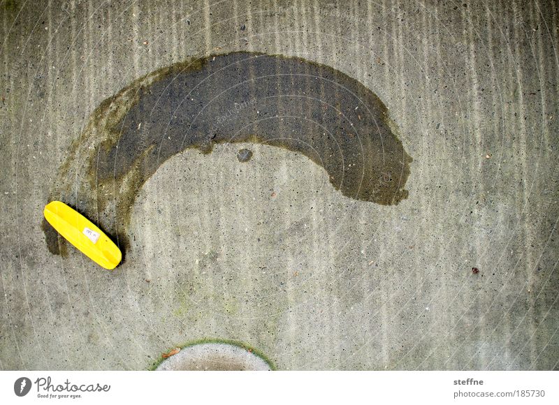 yellow submarine Kunst Künstler Maler Kitsch Krimskrams Bürste Beton zeichnen ästhetisch skurril Farbfoto Außenaufnahme Experiment abstrakt Muster