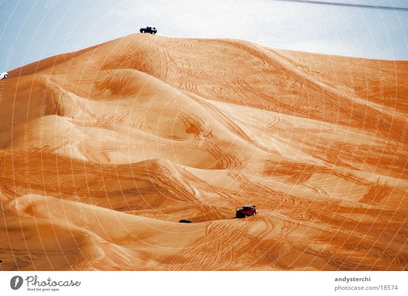 Big Red Dubai Vereinigte Arabische Emirate Geländewagen big red Stranddüne Sand Wüste hatta jeep
