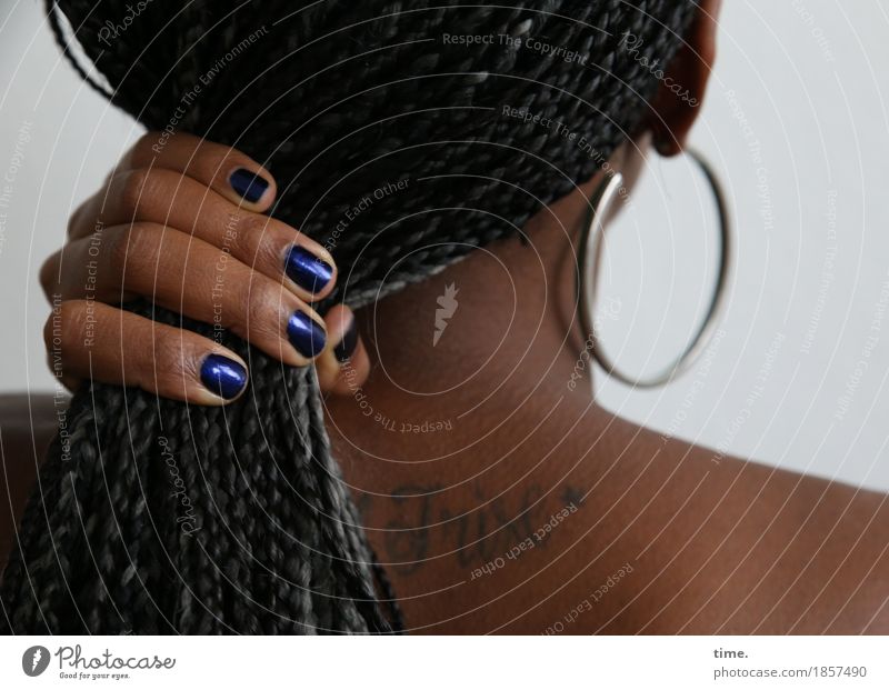 . feminin 1 Mensch Schmuck Tattoo Ohrringe Nagellack Haare & Frisuren schwarzhaarig langhaarig Rastalocken Schriftzeichen festhalten nachhaltig schön Tapferkeit