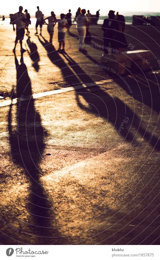 Schatten von Leuten, die am Sonnenuntergang gehen kaufen Leben Ferien & Urlaub & Reisen Mensch Fuß Menschengruppe Stadt Fußgänger Straße Stein lang schwarz