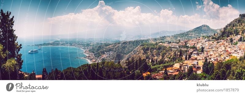 Panoramablick von Taormina, Sizilien, Italien Tourismus Meer Insel Berge u. Gebirge Haus Theater Landschaft Pflanze Kaktus Vulkan Küste Dorf Stadt Ruine Gebäude