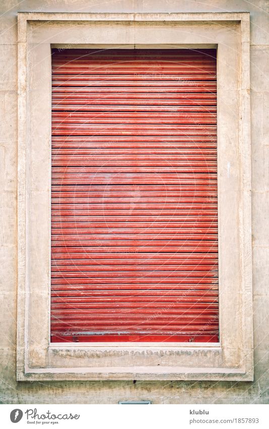 Alte Hausfensterfassade mit roten Vorhängen Design Wohnung Dekoration & Verzierung Kunst Hochsitz Gebäude Architektur Fassade alt dreckig historisch retro grau