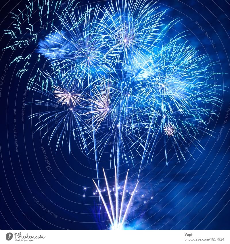 Blaues Feuerwerk Freude Freiheit Nachtleben Entertainment Party Veranstaltung Feste & Feiern Weihnachten & Advent Silvester u. Neujahr Kunst Show Himmel