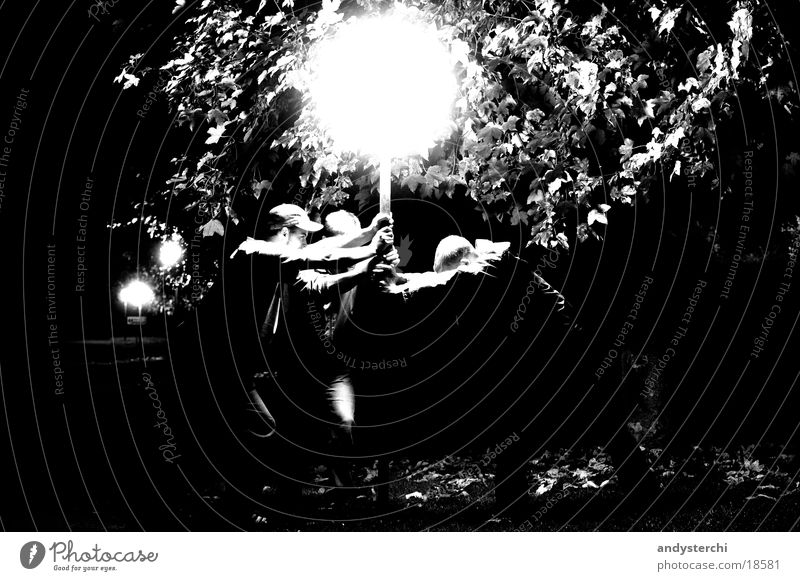 Es leuchtet Licht Baum Nacht Experiment erleuchten grell dunkel Mensch Mann hell festhalten Schwarzweißfoto
