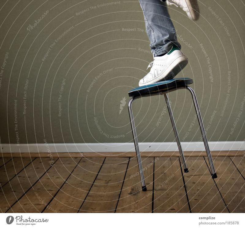 89% aller Unfälle Übergewicht Raum Wohnzimmer Handwerker Feierabend Mann Erwachsene Beine Fuß Turnschuh Holz fliegen Reinigen Tanzen Häusliches Leben verrückt