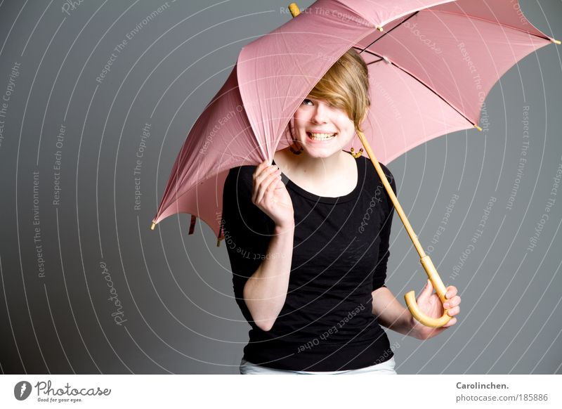 Schirmchen. Schirmchen. feminin Junge Frau Jugendliche 1 Mensch 18-30 Jahre Erwachsene Regen Pullover Ohrringe Regenschirm blond langhaarig Pony Lächeln lachen