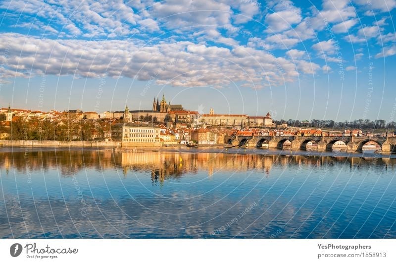 Prag Skyline und Wasser Reflexion Ferien & Urlaub & Reisen Tourismus Ausflug Sightseeing Städtereise Architektur Kultur Natur Landschaft Himmel Wolken Fluss