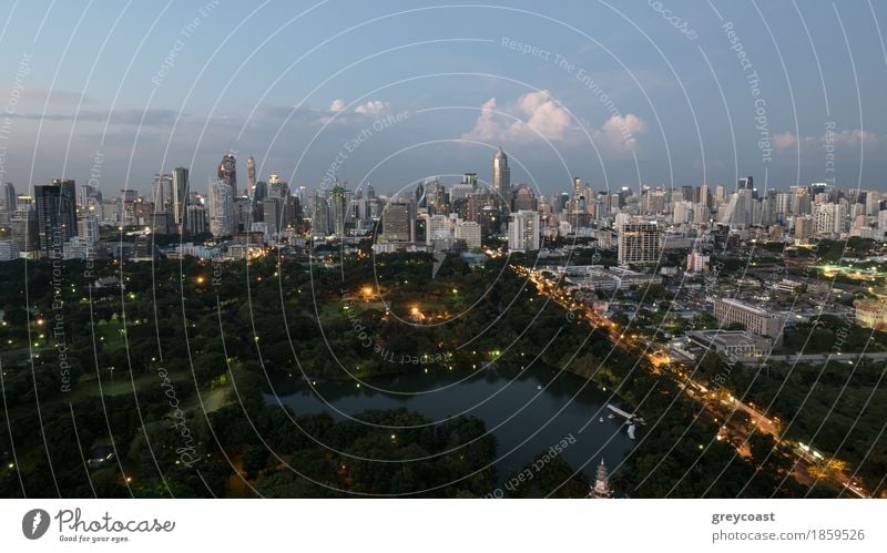 Abend Bangkok, Thailand. Panorama mit modernen Hochhäusern, grünem Park und Transportverkehr auf langem Highway Natur Himmel Wolken Wald Stadt Gebäude