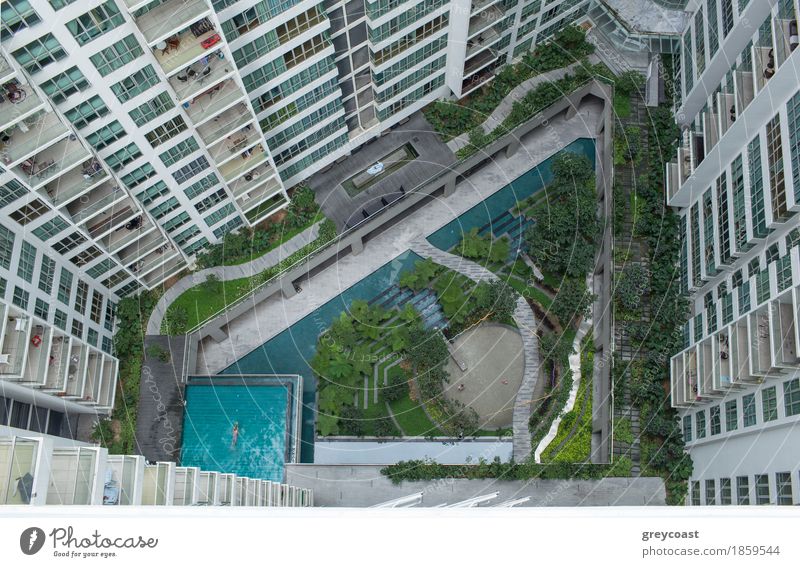 Luftaufnahme von dekorativen grünen Garten mit Menschen, Wasser-Szene und Schwimmbad in Wohngebiet Reichtum Design Erholung Wohnung Haus Hausbau