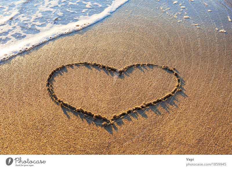 Herz gezeichnet auf den Strandsand Freude Erholung Ferien & Urlaub & Reisen Tourismus Sommer Sommerurlaub Sonne Meer Insel Wellen Hochzeit Natur Landschaft Sand