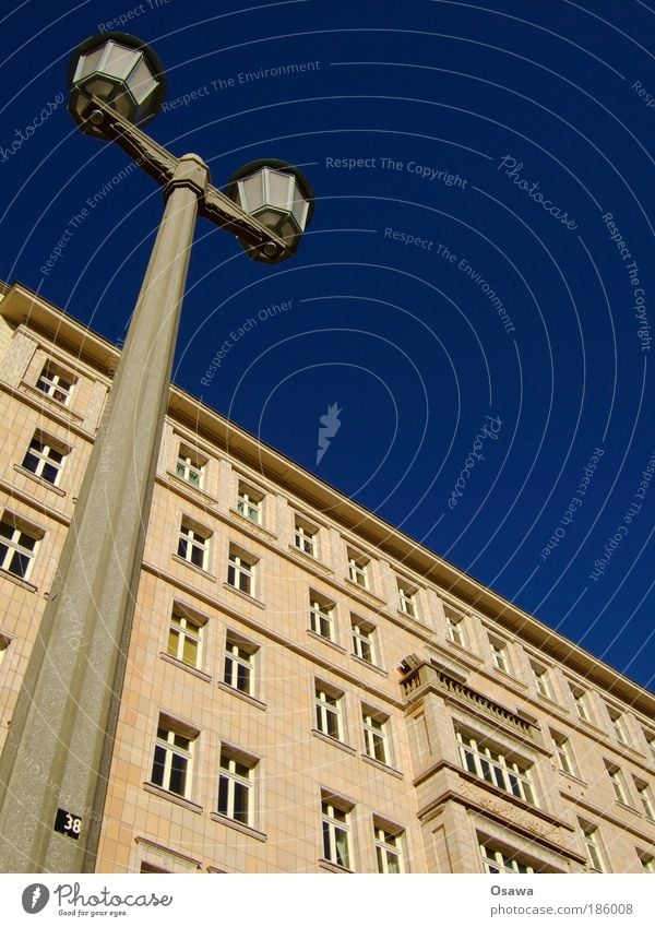 Stalinallee Karl-Marx-Allee Laterne Gebäude Wohngebäude Zuckerbäckerstil Himmel blau Fassade Fliesen u. Kacheln Fenster Straßenbeleuchtung Mast