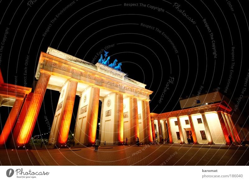 Brandenburger Tor Berlin Hauptstadt Menschenleer Bauwerk Gebäude Architektur Sehenswürdigkeit Wahrzeichen Denkmal glänzend gigantisch groß historisch Stadt gelb