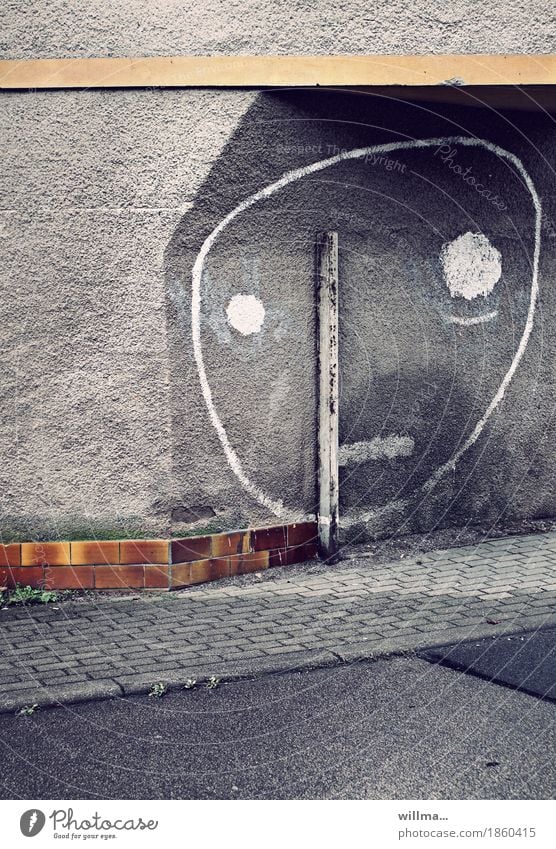 Nischendasein Smiley traurig Tristesse Graffiti Subkultur Wand Mauer grau Gesicht gezeichnet graphisch Traurigkeit Strebe Backstein lustig Außenaufnahme urban