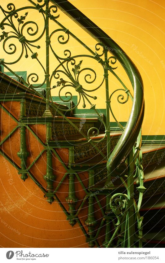 / Menschenleer Haus Gebäude Treppe ästhetisch schön gelb grün Farbe Treppenhaus Treppengeländer filigran Schnörkel edel Wärme Farbfoto Innenaufnahme
