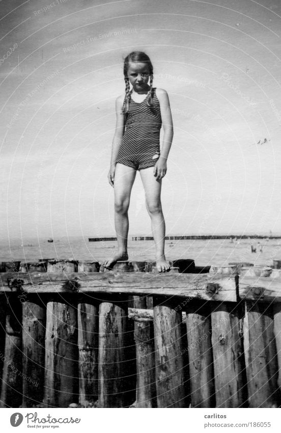 Badenixe 1937 Mädchen Außenaufnahme Blick in die Kamera baden Ferien & Urlaub & Reisen Sommerurlaub Strand Meer Wellen Bunen Holzpfähle Kind Wasser
