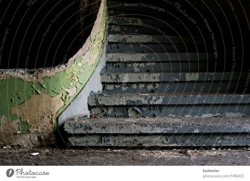 Karriereleiter Treppe Treppenhaus Treppengeländer Bauwerk Gebäude alt kaputt retro blau grün schwarz Angst Zukunftsangst ästhetisch Verfall Vergangenheit