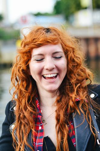 Portrait einer fröhlich lachende Rothaarige Freude Glück schön Haare & Frisuren Haut Gesicht Wohlgefühl Freizeit & Hobby Ferien & Urlaub & Reisen Abenteuer