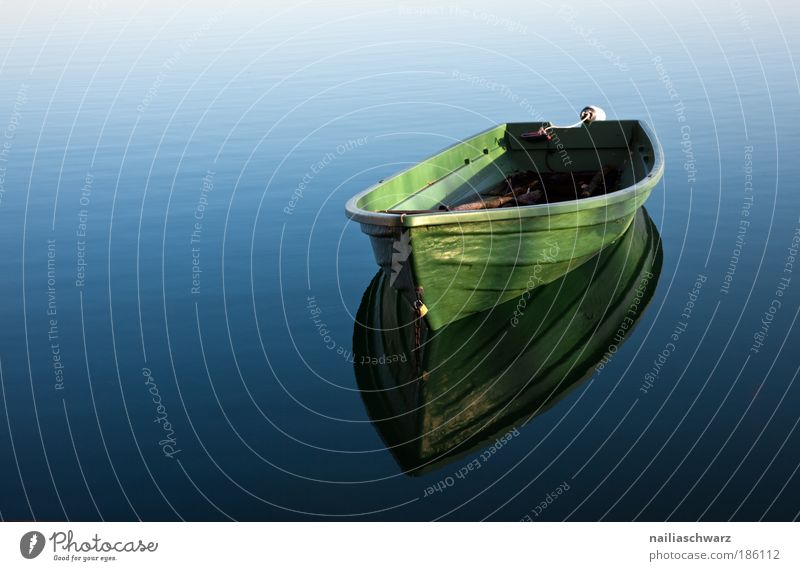 Das Boot Umwelt Natur Wasser Schifffahrt Binnenschifffahrt Bootsfahrt Ruderboot schaukeln ästhetisch einfach nass blau grün Zufriedenheit Einsamkeit Farbfoto