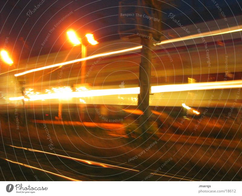 Reisende soll man nicht aufhalten Bahnhof Verkehr Geschwindigkeit Linie Abend Langzeitbelichtung