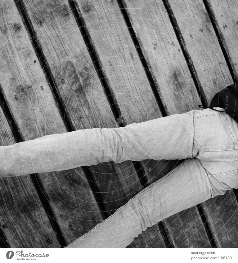querformatiger zeitpunkt Erholung maskulin Mann Erwachsene Gesäß Beine 1 Mensch Balkon Terrasse Bekleidung Jeanshose Holz Linie liegen dünn Erschöpfung Ordnung