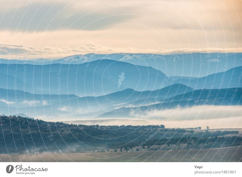 Blaue Berge mit Nebel bedeckt Ferien & Urlaub & Reisen Tourismus Berge u. Gebirge Umwelt Natur Landschaft Himmel Wolken Sonnenaufgang Sonnenuntergang Wald Hügel