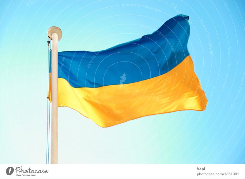 Ukrainische blaue und gelbe Flagge Freiheit Kultur Himmel Wolkenloser Himmel Wind Wahrzeichen Fahne weiß Farbe Krieg Selbstständigkeit Ukraine Ukrainer Euro