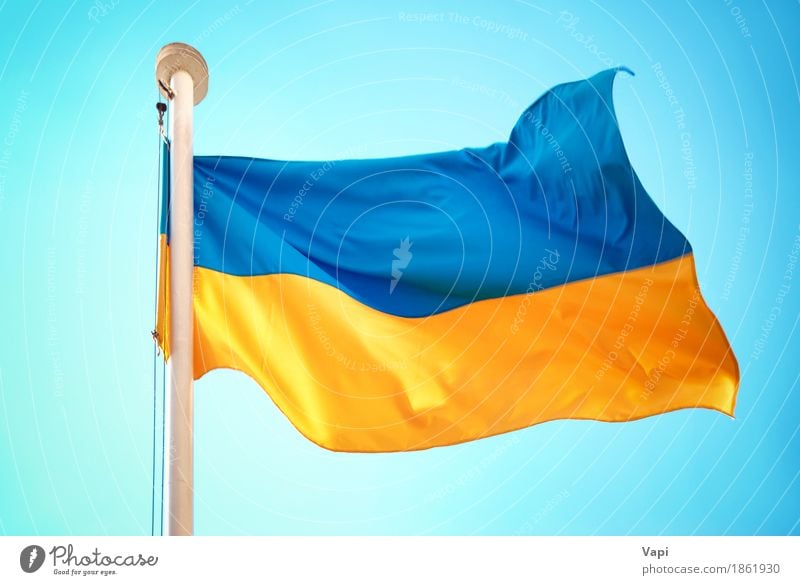 Ukrainische blaue und gelbe Flagge Kultur Himmel Wolkenloser Himmel Wind Fahne weiß Farbe Krieg Ukraine Ukrainer Euro 2012 Land Fußball Meisterschaft