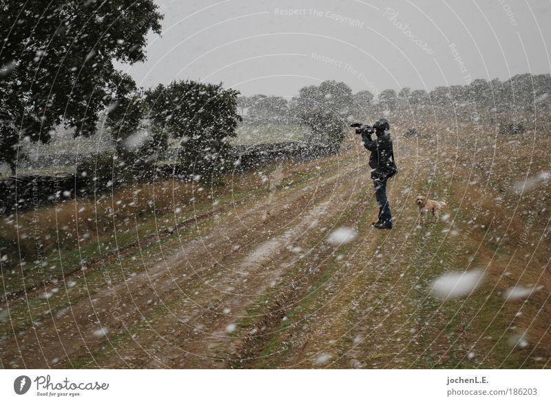 kevins cam in snow Abenteuer Schnee wandern Medienbranche Videokamera 1 Mensch Natur Wind Sturm Wege & Pfade Schutzbekleidung drehen Kreativität