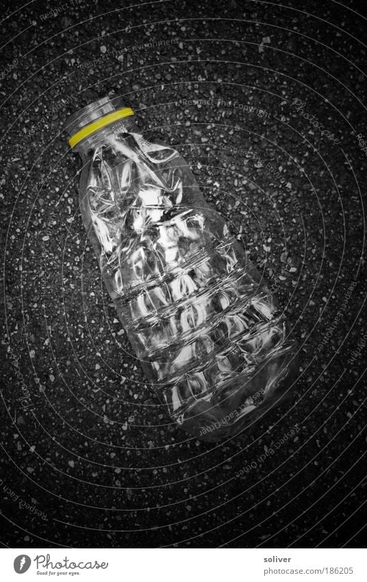Plastikflaschen gehören zertreten Lebensmittel Flasche Umwelt Verpackung Kunststoffverpackung liegen warten kaputt gelb schwarz weiß falsch Umweltverschmutzung