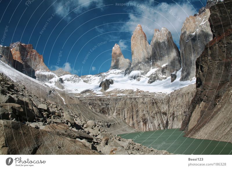 Patagonien02 Umwelt Natur Landschaft Wasser Himmel Wolken Sommer Schönes Wetter Felsen Gipfel Schneebedeckte Gipfel Seeufer blau braun grau Begeisterung Mut