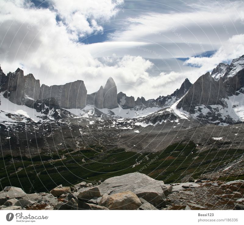 Patagonien03 Landschaft Luft Himmel Wolken Sommer Wetter Felsen Berge u. Gebirge Gipfel Schneebedeckte Gipfel eckig Unendlichkeit blau grau Kraft Fernweh