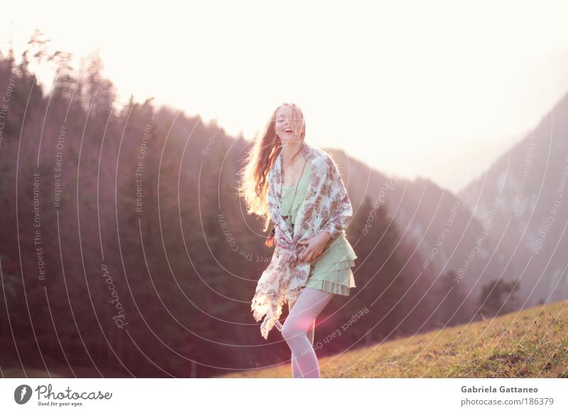 . feminin Haare & Frisuren Landschaft Bekleidung Kleid Strümpfe Schal blond langhaarig lachen Tanzen Glück Unendlichkeit violett Gefühle Fröhlichkeit