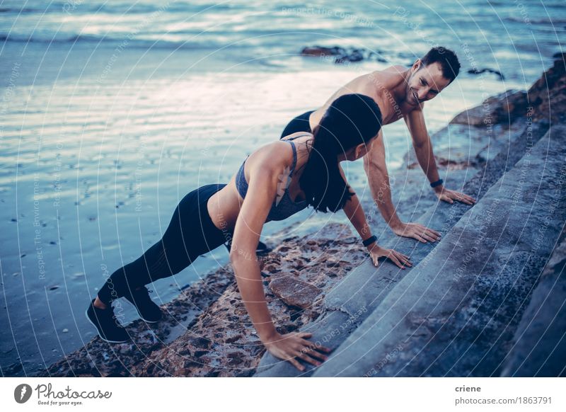 Das erwachsene erwachsene Paar der Paarung, das das tut, drückt oben auf trecascas zusammen Lifestyle Wellness Freizeit & Hobby Strand Meer Sport Fitness
