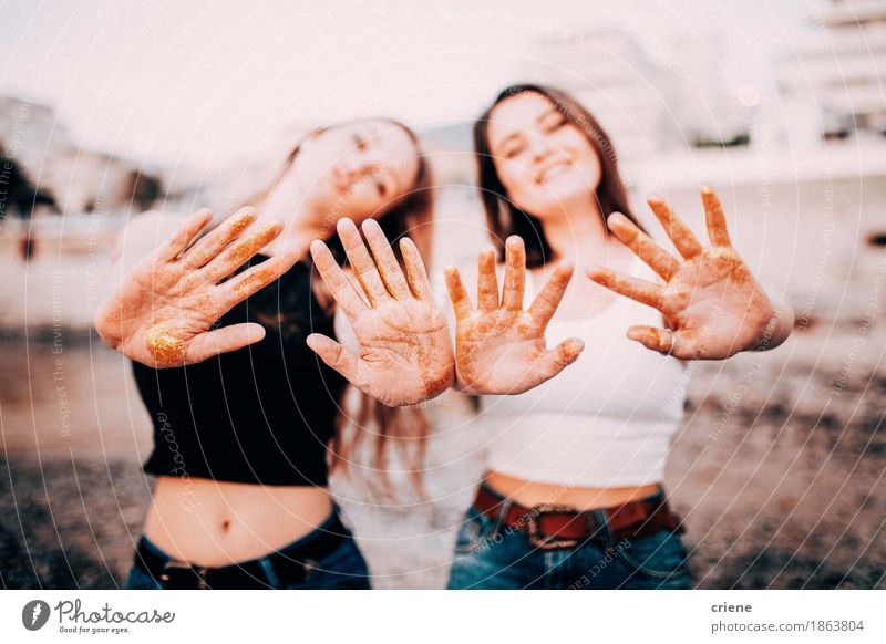 Jugendliche, die heraus Hände mit goldenem Funkeln ausdehnen Lifestyle Stil Schminke Dekoration & Verzierung Feste & Feiern Mädchen Junge Frau Erwachsene Hand
