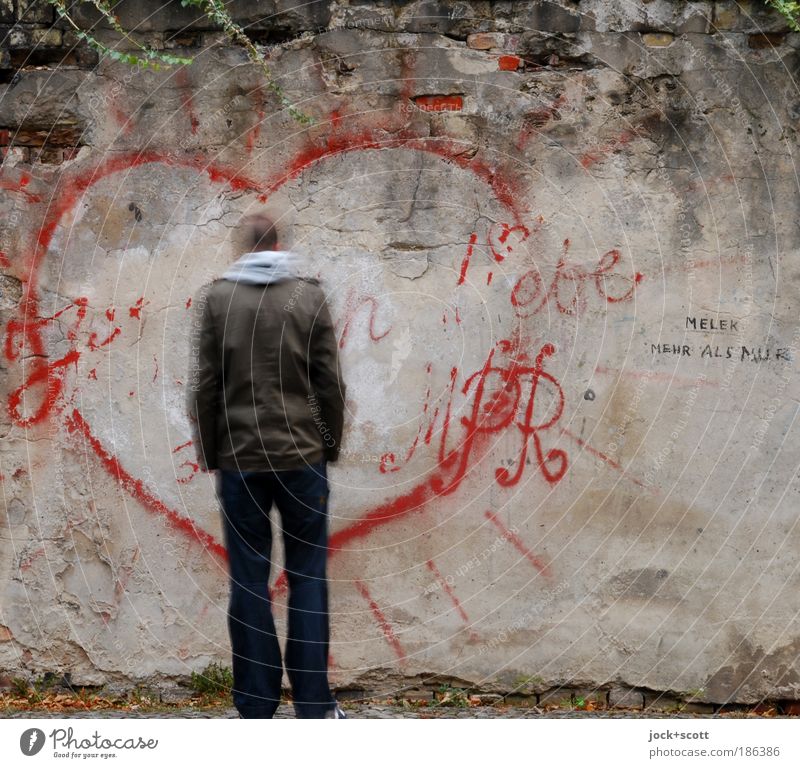 ick liebe dir glaub es mir Subkultur Straßenkunst Kreuzberg Mauer kurzhaarig Graffiti Herz Liebeserklärung Wort stehen Romantik Liebeskummer Sehnsucht