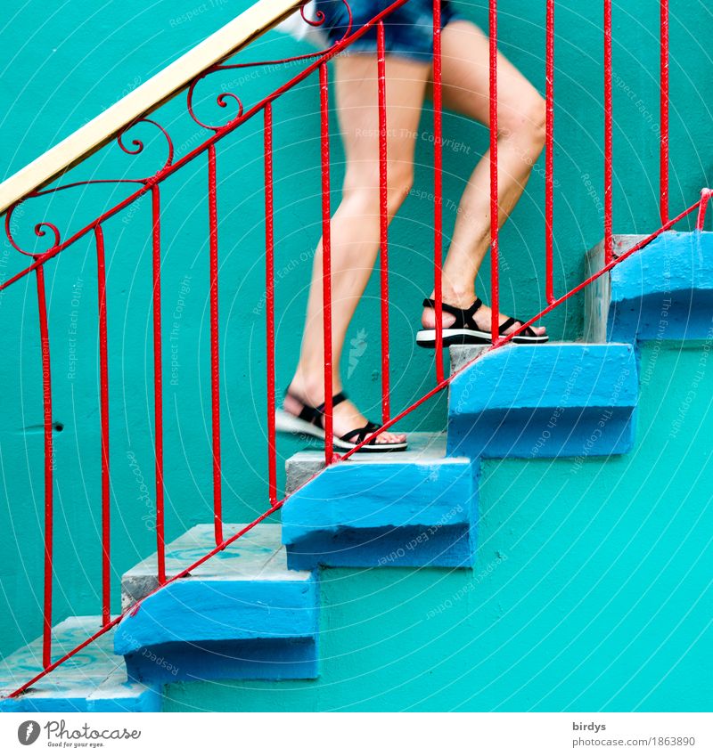 ankommen Lifestyle Junge Frau Jugendliche Beine 1 Mensch 30-45 Jahre Erwachsene Kuba Treppe Shorts Sandale rennen gehen oben positiv blau rot türkis Tatkraft