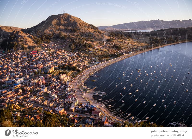 Ansicht von Copacabana, Titicacasee, Bolivien Ferien & Urlaub & Reisen Tourismus Berge u. Gebirge Haus Natur Landschaft Himmel See Stadt Hafen Wasserfahrzeug