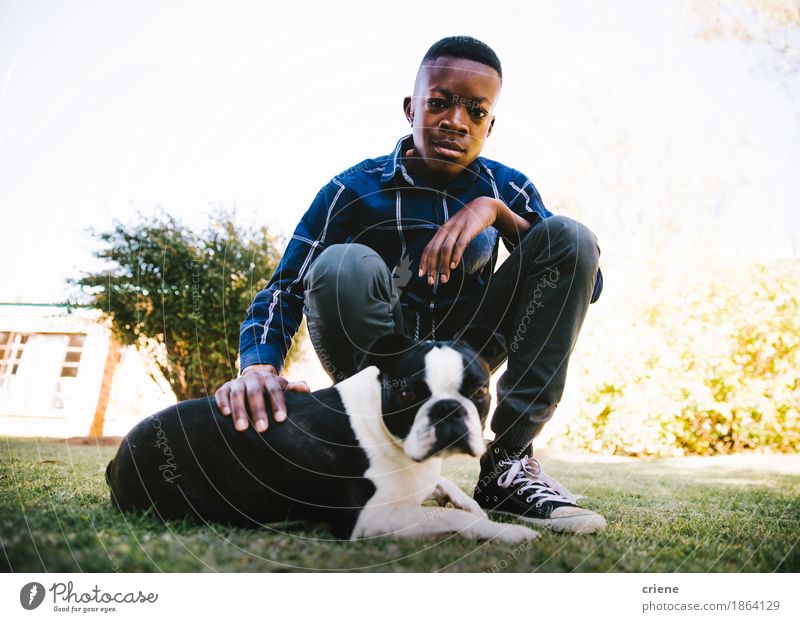 Portrait des männlichen Kindes mit seinem Hund auf Rasen Lifestyle Sommer Garten Mensch Junge Kindheit 8-13 Jahre Gras Park Wiese Tier Haustier Freundlichkeit
