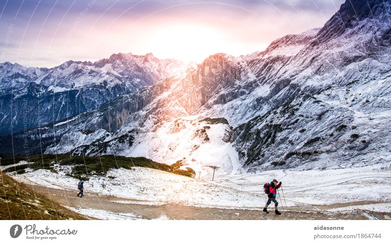 Wandern durch die Alpen Natur Landschaft Sonne Sonnenaufgang Sonnenuntergang Sonnenlicht Schönes Wetter Gipfel Zufriedenheit Lebensfreude achtsam Vorsicht