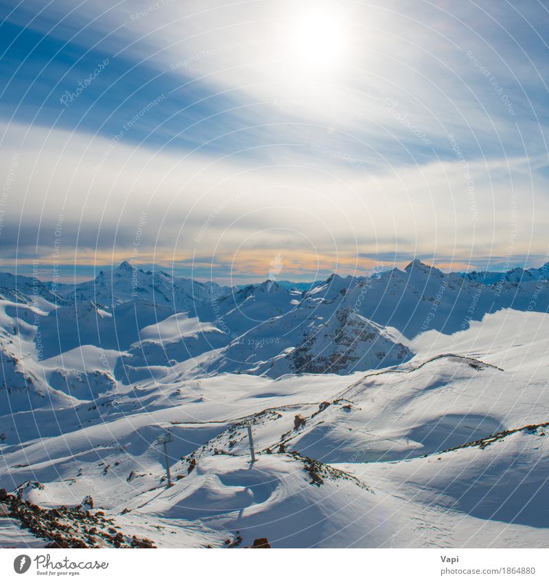 Blaue Berge Snowy in den Wolken bei Sonnenuntergang Ferien & Urlaub & Reisen Tourismus Abenteuer Winter Schnee Winterurlaub Berge u. Gebirge Klettern