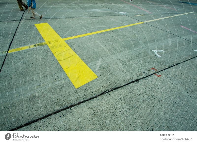 Menschen am Rande des Textfreiraums Beton Schilder & Markierungen Linie Streifen Balken Farbe Strukturen & Formen Geometrie freifläche Parkplatz