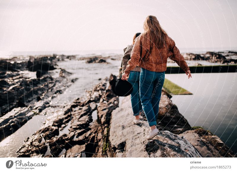 Tennager-Mädchen, die auf Felsen auf dem Strand balancieren Lifestyle Freude schön Erholung Ferien & Urlaub & Reisen Tourismus Ausflug Abenteuer Freiheit Meer